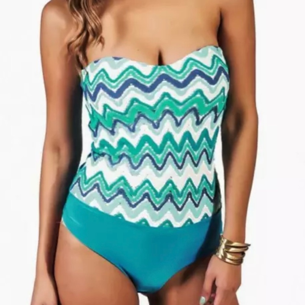 Pretty strapless blue Chevron print bodysuit